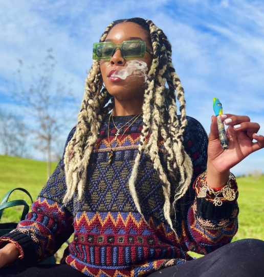 woman uing mouthpeace mini